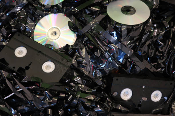 storage media: video cassettes and laser discs - dvd obsolete cd cd rom imagens e fotografias de stock
