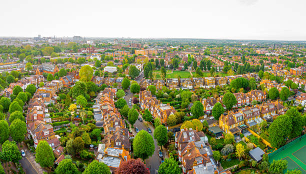вид с воздуха на пригород лондона утром, великобритания - chiswick стоковые фото и изображения