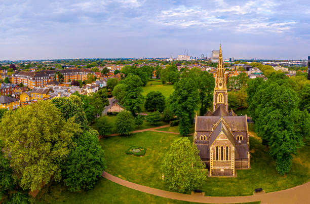 vista aérea do subúrbio de londres pela manhã, reino unido - chiswick - fotografias e filmes do acervo