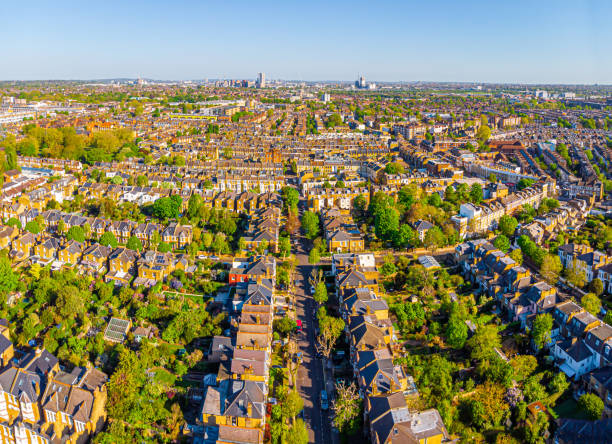 vista aérea do subúrbio de londres pela manhã, reino unido - chiswick - fotografias e filmes do acervo