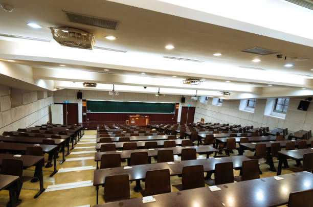 empty lecture hall during coronavirus pandemic - lecture hall auditorium university empty imagens e fotografias de stock