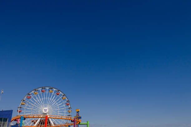 pacific park, w santa monica pier - kalifornia - amusement park ferris wheel pier california zdjęcia i obrazy z banku zdjęć