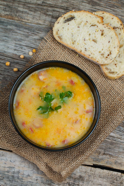 deliciosa sopa de guisantes con salchicha ahumada. - yellow split pea soup fotografías e imágenes de stock