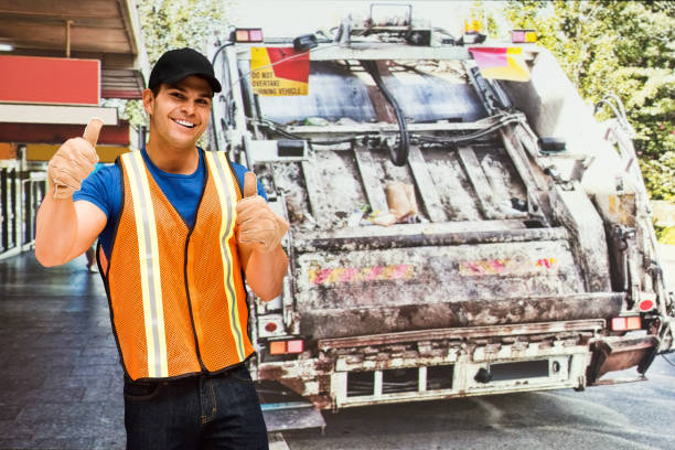 homem caucasiano em pé que está ao ar livre usando camiseta e segurando bolsa - baseball cap men ok thumbs up - fotografias e filmes do acervo