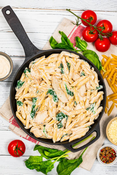 チキンアルフレドほうれん草パルメザンパスタ - fettuccine alfredo chicken pasta fettuccine ストックフォトと画像