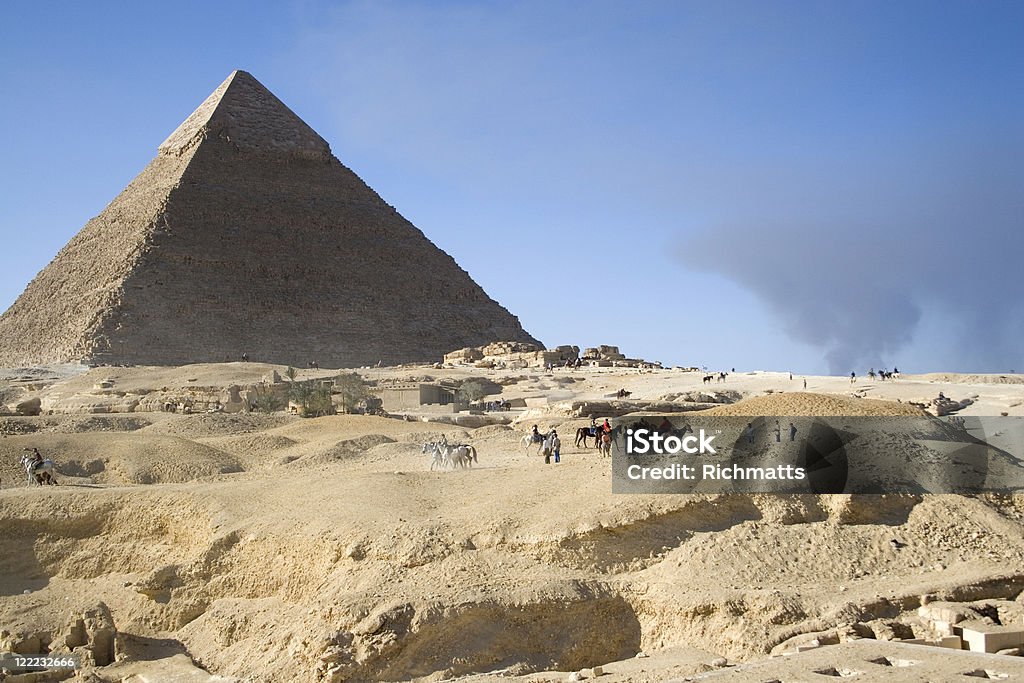 Pyramide de Gizeh et de chevaux - Photo de Afrique libre de droits