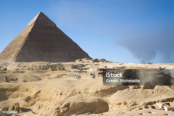 Photo libre de droit de Pyramide De Gizeh Et De Chevaux banque d'images et plus d'images libres de droit de Afrique - Afrique, Antique, Archéologie