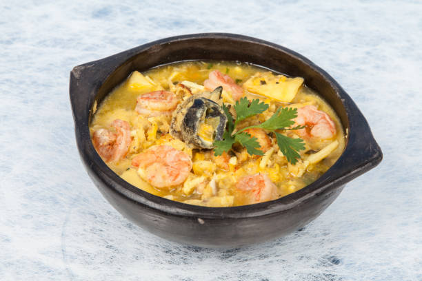 comida saludable - cazuela de mariscos; foto sobre fondo neutro. - moqueca fotos fotografías e imágenes de stock