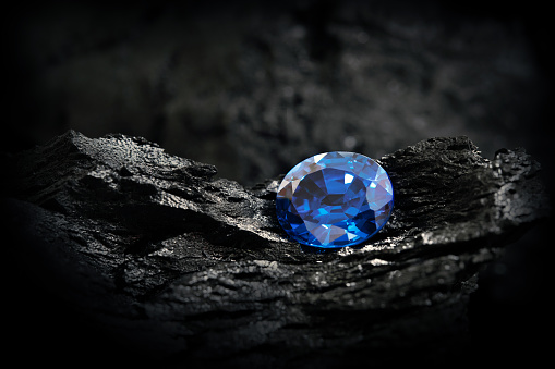 sapphir azul sobre fondo de carbón negro photo