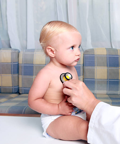 Retrato de bebê na recepção no médico - foto de acervo