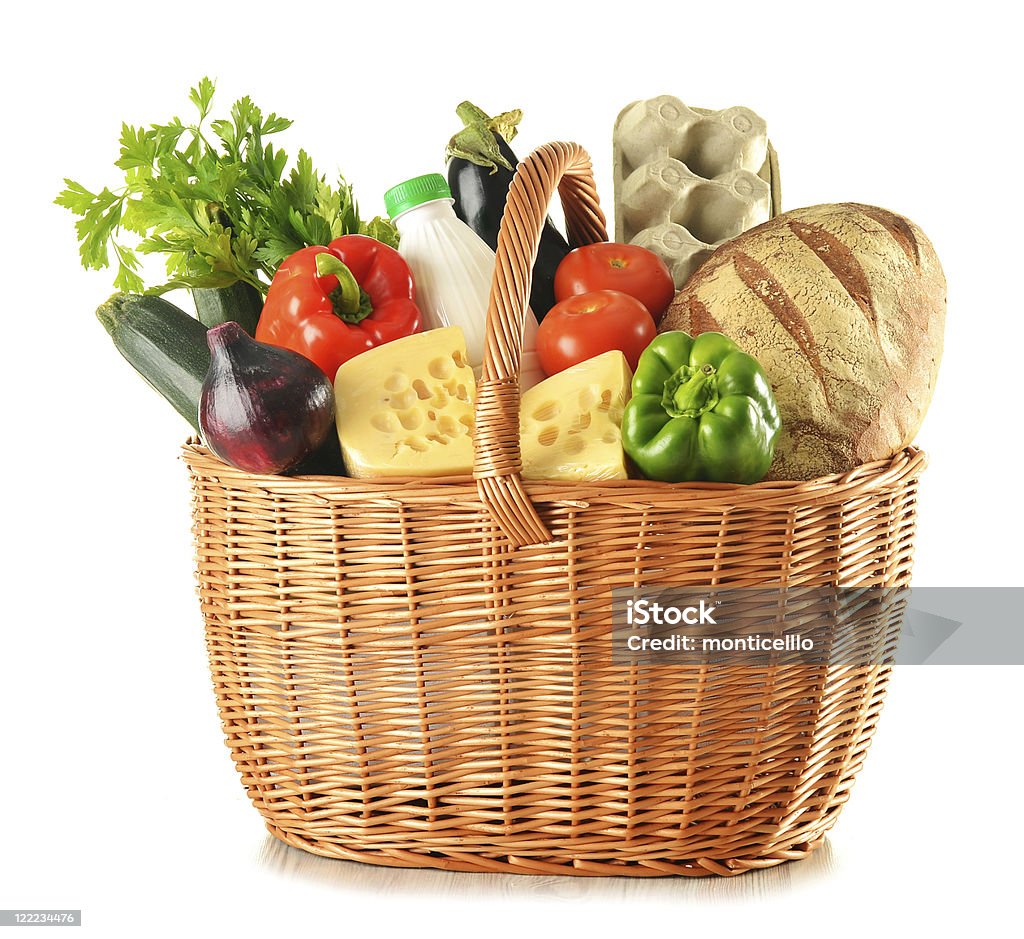 Generi alimentari in Cestino di vimini isolato su bianco - Foto stock royalty-free di Antiossidante