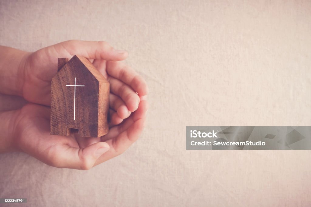 Manos De Niños Sosteniendo La Iglesia Sirviendo A Dios Orando Manos Servicio De La Iglesia En El Hogar Durante El Distanciamiento Social Aislamiento Concepto Foto de stock y más banco de imágenes Manos De Niños Sosteniendo La Iglesia Sirviendo A Dios Orando Manos Servicio De La Iglesia En El Hogar Durante El Distanciamiento Social Aislamiento Concepto Foto de stock y más banco de imágenes