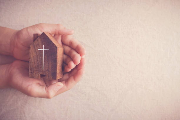 manos de niños sosteniendo la iglesia, sirviendo a dios, orando manos, servicio de la iglesia en el hogar durante el distanciamiento social, aislamiento, concepto - praying human hand worshipper wood fotografías e imágenes de stock