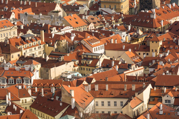 luftaufnahme der traditionellen altstadt von prag, tschechische republik - prague czech republic high angle view aerial view stock-fotos und bilder