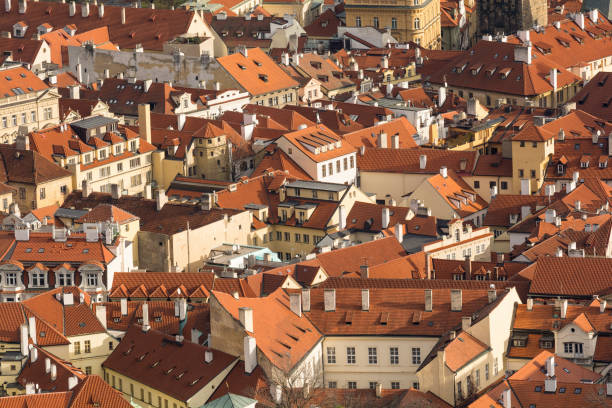 vista aérea da tradicional cidade velha de praga, república tcheca - prague czech republic high angle view aerial view - fotografias e filmes do acervo