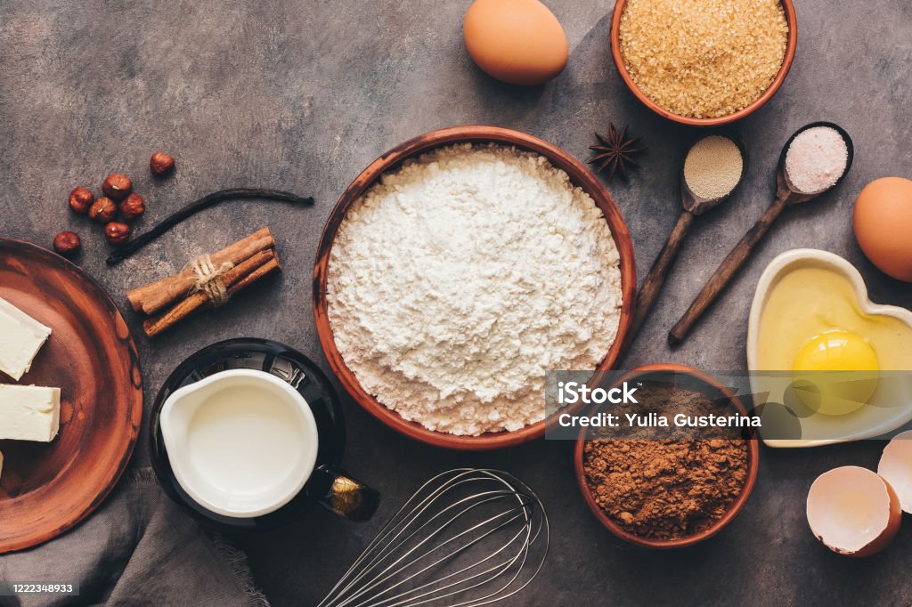 Ingrediënten voor het bakken - producten, kruiden, keukenhulpmiddelen op een donkere rustieke achtergrond. Bovenzicht, vlakke leg, afgezwakt. - Royalty-free Koekje Stockfoto