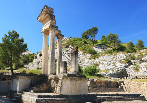 restos romanos antiguos en saint-rémy de provence. - st remy de provence fotografías e imágenes de stock