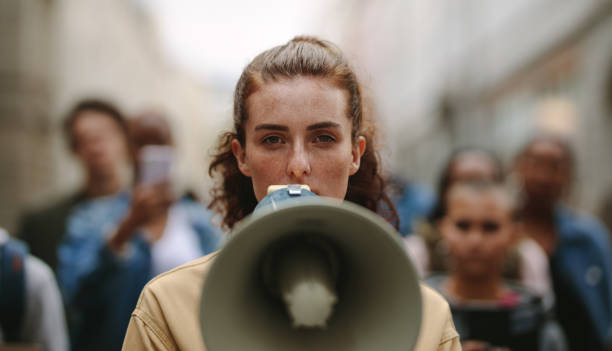 ストライキ中にメガホンで抗議する女性活動家 - protest placard sign megaphone ストックフォトと画像