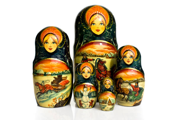 matryoshka - poupée de nidification russe sur le blanc - figurine russian nesting doll russia russian culture photos et images de collection