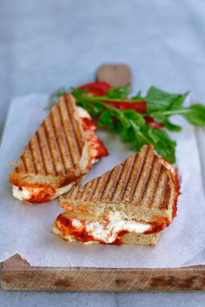 un delizioso toast sandwich al formaggio - portion turkey sandwich close up foto e immagini stock