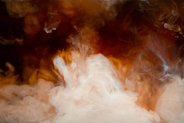 咖啡與牛奶混合形成美麗的捲曲圖案 - 煙霧 物理結構 圖片 個照片及圖片檔