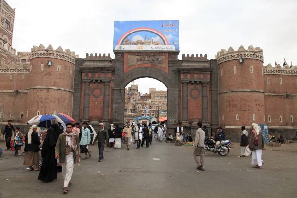 brama jemeńska jest jedną z najstarszych bram zabytkowego bazaru san'a. - yemen zdjęcia i obrazy z banku zdjęć