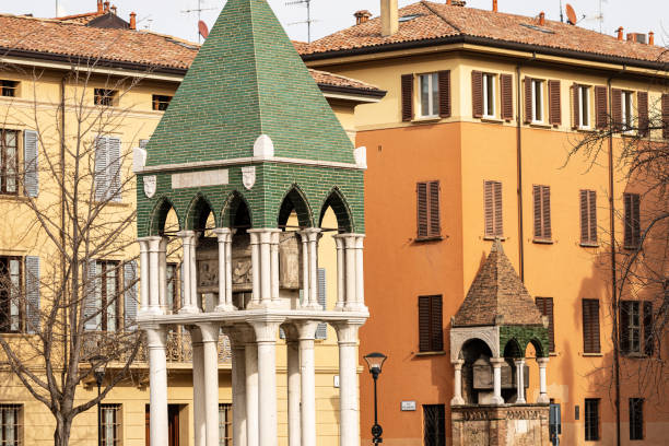 Medieval tombs in Piazza San Domenico - Bologna Italy Bologna, two Medieval tombs in Piazza San Domenico. Tomb of glossator Egidio Foscherari and tomb of Rolandino dei Passaggeri. Emilia-Romagna, Italy, Europe piazza san domenico stock pictures, royalty-free photos & images