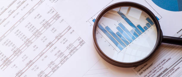 diagramma aziendale colorato con lente d'ingrandimento, uomo d'affari sul posto di lavoro - glasses stock market finance newspaper foto e immagini stock