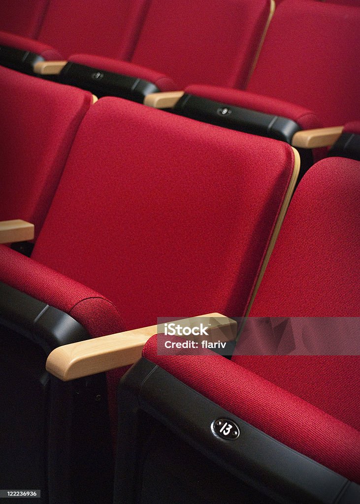 Vide banc rouge numéro 13 du théâtre - Photo de Chaise libre de droits