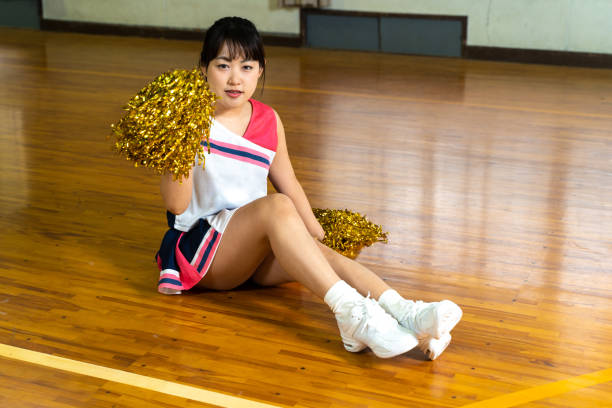 cheerleaderki ćwiczące na siłowni - cheerleader high school student sport cheering zdjęcia i obrazy z banku zdjęć