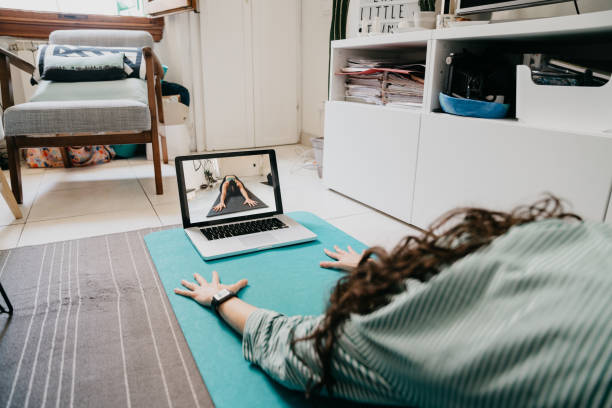 giovane donna che pratica yoga a casa - yoga meeting foto e immagini stock