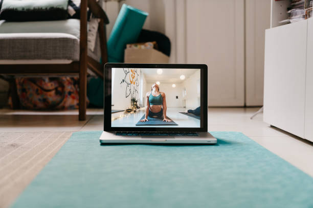 il laptop è pronto per una lezione video di yoga online - yoga meeting foto e immagini stock