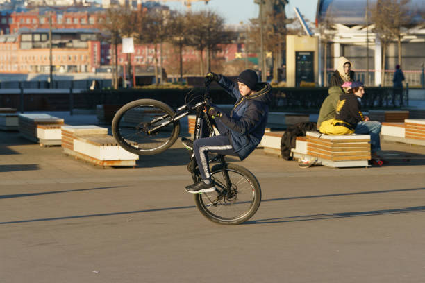 bmx in moscow public park - bmx cycling bicycle street jumping imagens e fotografias de stock