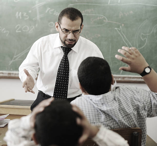 Bildung Aktivitäten im Klassenzimmer, Lehrer auf Schüler mit Schreien – Foto