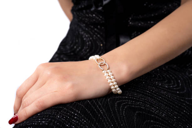 frau trägt perle diamant armband - pearl jewelry necklace women stock-fotos und bilder