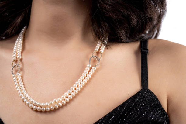 真珠のダイヤモンドのネックレスとリストバンドを身に着けている女性 - pearl jewelry wedding necklace ストックフォトと画像