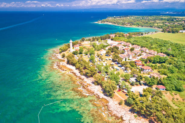 faro di savudrija e vista aerea sulla spiaggia rocciosa cristallina turchese - 7652 foto e immagini stock