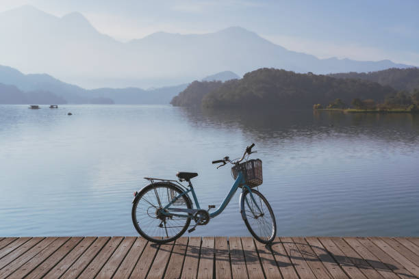 bicicleta en sun moon sendero para bicicletas del lago, concepto de estilo de vida de viaje - sun moon lake fotografías e imágenes de stock