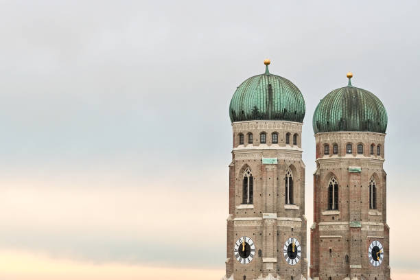 blick auf berühmte türme der liebfrauenkirche in münchen, bayern, deutschland - cathedral of our lady stock-fotos und bilder