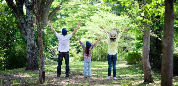 父、母、娘は森の中で腕を開く - panoramic child scenics forest ストックフォトと画像