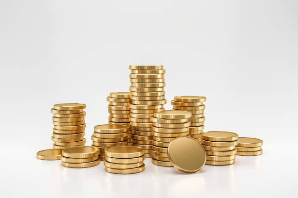 pilha de moedas de ouro no fundo branco com conceito de lucro. moedas de ouro ou moeda de negócios. renderização 3d. - coin currency stack gold - fotografias e filmes do acervo