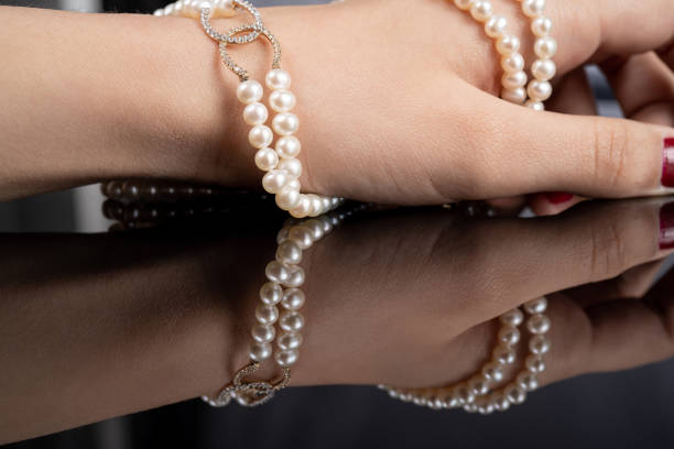 mujer con collar de diamantes de perla - pearl jewelry wedding necklace fotografías e imágenes de stock