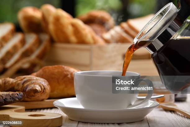 Hälla Kaffe Med Rök På En Kopp Med Bröd Eller Bulle Croissant Och Bageri På Vitt Träbord-foton och fler bilder på Kaffe - Dryck