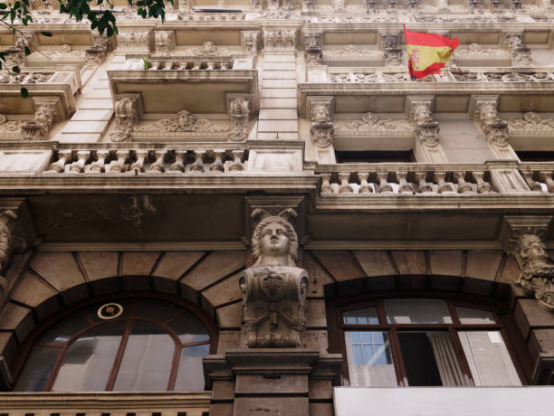 detalle de la fachada ornamentada del edificio en madrid, españa. - column corinthian madrid europe fotografías e imágenes de stock