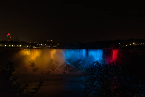 водопад bridal veil falls ниагарского водопада ночью - bridal veil falls niagara стоковые фото и изображения