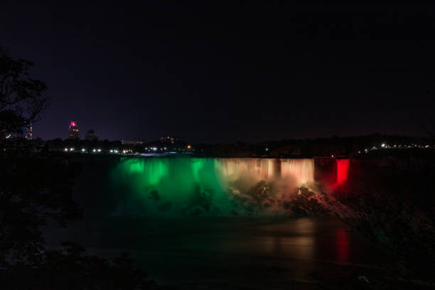 водопад bridal veil falls ниагарского водопада ночью - bridal veil falls niagara стоковые фото и изображения