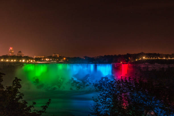 водопад bridal veil falls ниагарского водопада ночью - bridal veil falls niagara стоковые фото и изображения