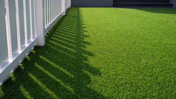 recinzione di legno bianco sulla superficie verde tappeto erboso artificiale nel cortile anteriore di casa - finto foto e immagini stock