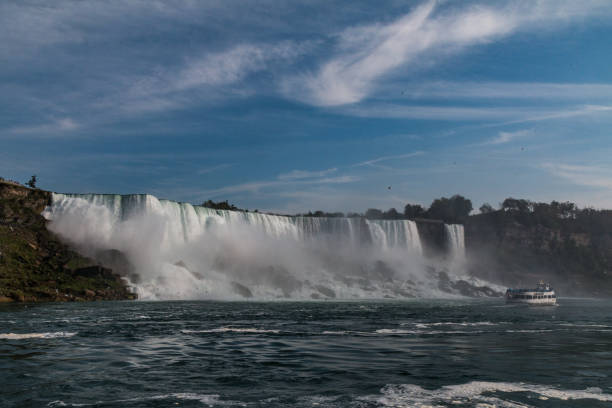 водопад bridal veil falls ниагарского водопада в солнечный теплый летний день - bridal veil falls niagara стоковые фото и изображения