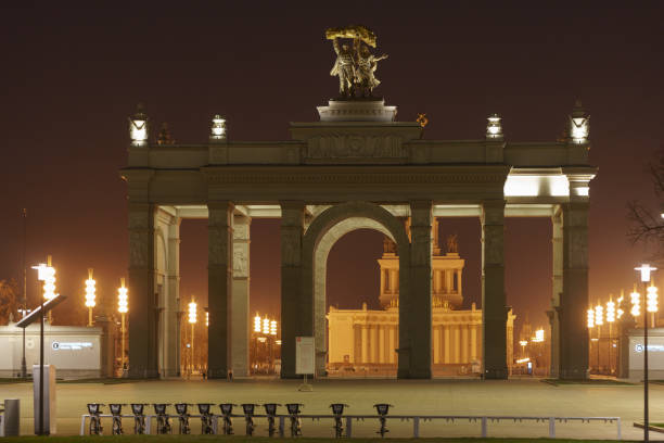 arch of main entrance of vdnkh - vdnk imagens e fotografias de stock